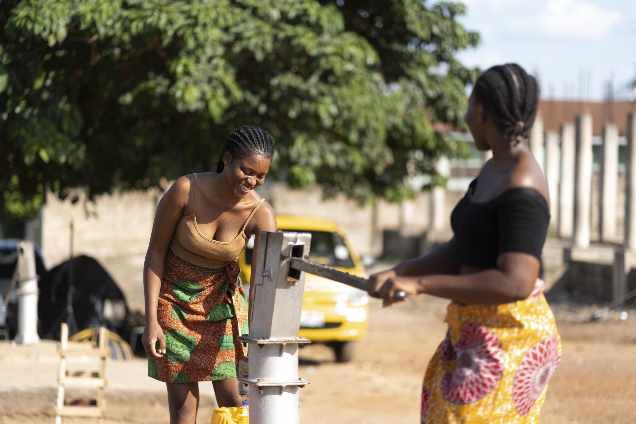 belles femmes africaines s amusant allant chercher eau